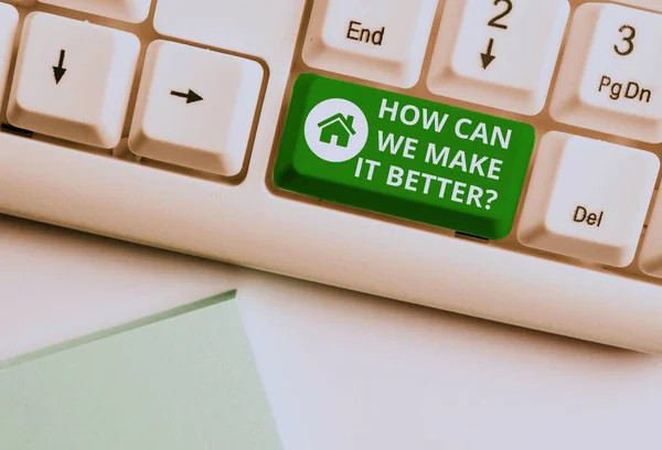 Handschriftliches Textschreiben, wie können wir es besser machen? Konzept bedeutet zu fragen, wie die Qualität des Produkts weiße PC-Tastatur mit leerem Notizpapier über weißem Hintergrund Schlüssel Kopierraum zu erhöhen. — Stockfoto