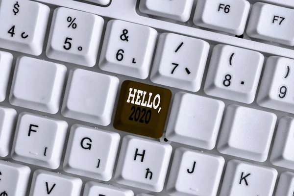 Word writing textこんにちは2020.電話に答える挨拶の表現やジェスチャーのためのビジネスコンセプト白い背景キーコピースペースの上に空のノートパソコンキーボード. — ストック写真