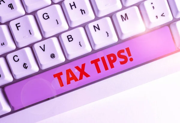 Manuscrito de texto escrita Tax Tips. Conceito que significa contribuição obrigatória para a receita do estado cobrada pelo governo Teclado pc branco com papel nota vazia acima espaço de cópia de chave de fundo branco . — Fotografia de Stock