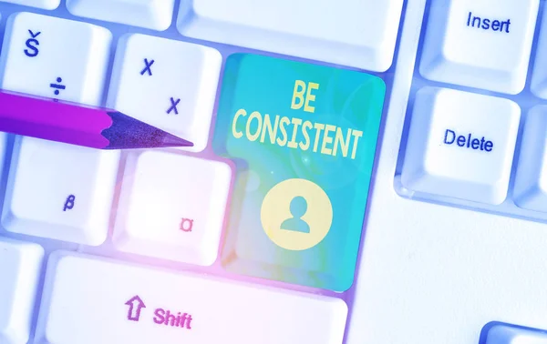 Escribir nota mostrando Ser Consistente. Foto de negocios mostrando Uniforme Firma Persistente Inalterable Incluso Inmutable Rapport Teclado blanco para PC con papel de nota sobre el fondo blanco . — Foto de Stock