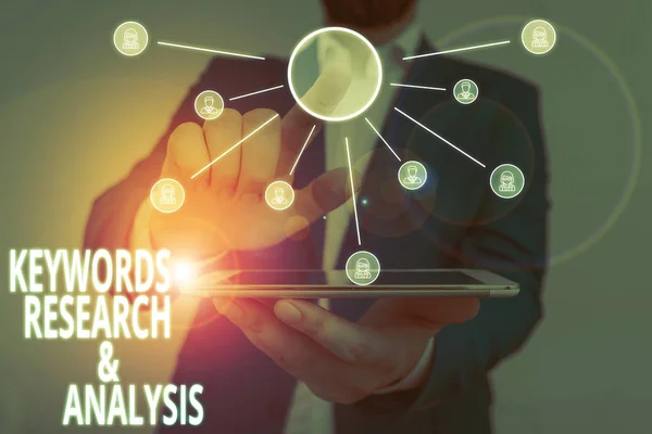 Woord schrijven tekst Trefwoorden Onderzoek en Analyse. Bedrijfsconcept voor het zoeken naar gegevens en het maken van tabellen grafieken Mannelijke menselijke slijtage formele werkpak presentatie met behulp van slimme apparaat. — Stockfoto