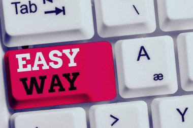 El yazısı Easy Way. Kavram, beyaz arkaplan anahtar boşluğunun üzerinde boş not kağıdı bulunan iki az efor yöntemi arasında zor karar verme anlamına gelir.