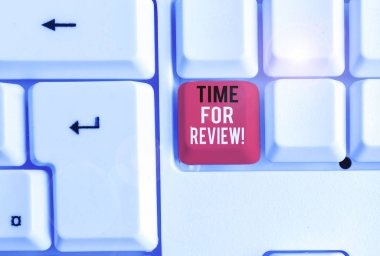 İnceleme Zamanı'nı gösteren not yazma. Beyaz arka plan üzerinde not kağıdı ile beyaz pc klavye değiştirmek instituting niyeti ile bir şey resmi değerlendirme vitrine İş fotoğraf.