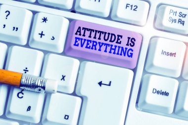 Kelime yazma tavrı her şeydir. Pozitif Görünüm için iş konsepti, beyaz arkaplan anahtar alanının üzerinde boş not kağıdı bulunan İyi Yaşam Beyaz pc klavye rehberidir.