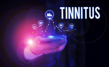 Kelime yazma metin Tinnitus. Bir zil veya müzik ve kulaklarda ses benzer hissi için İş konsepti Kadın akıllı cihaz kullanarak sunum sunan resmi iş elbisesi giymek.