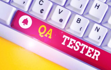 Mesaj işareti Qa Testçisini gösteriyor. Uygulamadan önce devam eden bir projenin kavramsal fotoğraf kalite güvencesi beyaz arkaplan anahtar alanının üzerinde boş not kağıdı olan beyaz pc klavyesi.