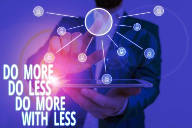 Kelime yazma metni Daha az yap Daha az yap Daha az yap. İş konsepti, çok çalışma, akıllı ol. Eşsiz ol. Erkek giyin, resmi iş elbisesi giyin..