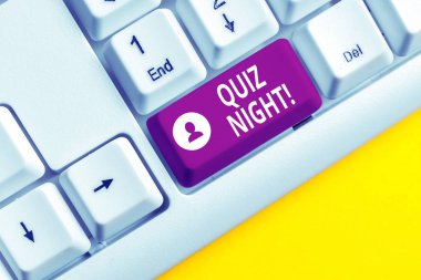 Quiz Night'ı gösteren not yazma. Beyaz arka plan üzerinde not kağıdı ile bireyler arasında akşam test bilgi yarışması vitrine İş fotoğraf.