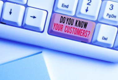 Müşterilerinizi Tanıyın Sorusu'nun yazılması. Beyaz arka plan üzerinde not kağıdı ile istemciler Beyaz pc klavye hakkında büyük bir arka plan olan İş fotoğraf vitrin.