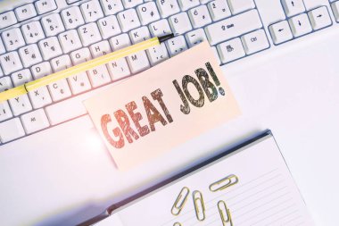 Büyük İş'i gösteren bir metin işareti. Kavramsal fotoğraf onlar da kopya alanı ile pc klavye tarafından boş turuncu kare kağıtları yapmış bir şey için birini öven kullanılır.