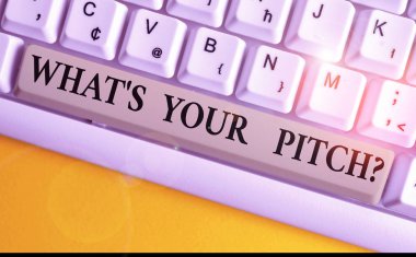 El yazısı metin yazma Ne S Your Pitch soru. Kavram ses veya müzik sesi özelliği hakkında soran Beyaz pc klavye beyaz arka plan tuşu kopyalama alanı üzerinde boş not kağıdı ile.