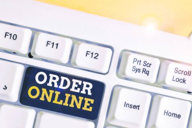 İnternette Kelime Yazma Düzeni. İnternet üzerinden ürün veya hizmet satın alma konsepti beyaz arkaplan anahtar alanının üzerinde boş not kağıdı olan beyaz pc klavye.