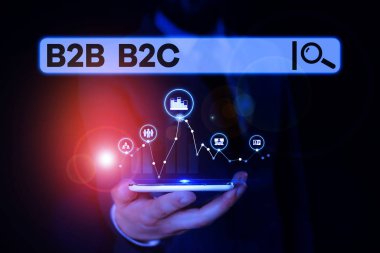 B2b B2c.'yi gösteren kavramsal el yazısı. Outlook hesaplarını gösteren diğer görünüm hesaplarına e-posta göndermek için iki tip iş fotoğrafı sergileyen Erkek resmi takım elbise sunusu sunan akıllı cihaz.