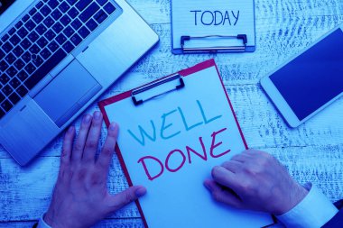 Mesaj işareti aferin diyor. Kavramsal fotoğraf. Becerikli ve verimli bir şekilde doğru ve özenle düzenle..