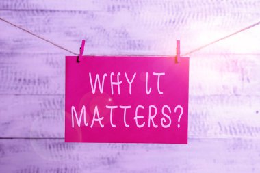 Kelime yazma metni Neden Önemlidir Soru. Durum Clothesline clothespin dikdörtgen şekilli kağıt hatırlatma beyaz ahşap masa dahil zaman yapılması gereken en önemli şey için iş konsepti.