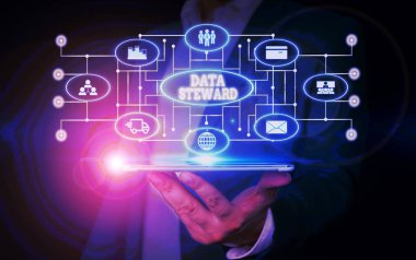 Data Steward'ı gösteren kavramsal el yazısı. Bir organizasyon s kullanımından sorumlu İş fotoğraf metin veri yönetişim Erkek resmi takım sunum akıllı cihaz sunan aşınma.