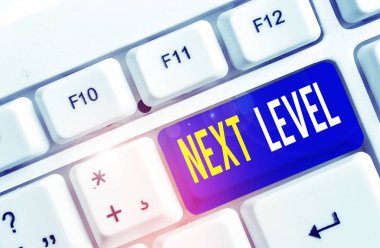 Sonraki Seviye 'yi gösteren metin işareti. Birden fazla kata sahip olan kavramsal fotoğraf ve beyaz arkaplan anahtar alanının üzerinde boş not kağıdıyla birlikte geçerli White pc klavyesinden alıntı.