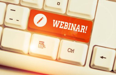 Kelime yazma metin Webinar. Beyaz arka plan tuşu kopyalama alanı nın üzerinde boş not kağıdı ile Internet Beyaz pc klavyeüzerinde yer alan bir seminer veya diğer sunum için iş kavramı.