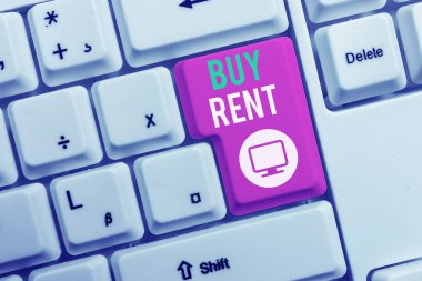 SMS işareti Buy Rent 'i gösteriyor. Bir şey satın almakla beyaz arkaplan anahtar alanının üzerinde boş not kağıdı olan beyaz pc klavye kullanmak arasında kavramsal fotoğraf seçimi.