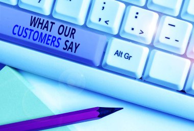 Mesajda müşterilerimizin ne dediğini gösteriyor. Kullanıcıları tanımak için kavramsal fotoğraf Tüketiciler Reaksiyonları Beyaz pc klavye üzerinde boş not kağıdı ile beyaz arkaplan anahtar alanı kopyalama.