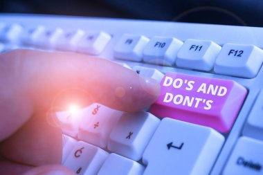Do S Is And Dont S Is. Business fotoğrafını gösteren ve beyaz arka planın üzerinde not kağıdı olan bazı etkinliklerle ilgili kurallar veya gelenekleri gösteren not yazma.