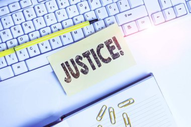 Adalet'i gösteren bir metin işareti. Kavramsal fotoğraf çelişkili iddiaları veya atamaları nakışlı kağıtlar kopya alanı ile pc klavyesi tarafından boş turuncu kare kağıtları n.