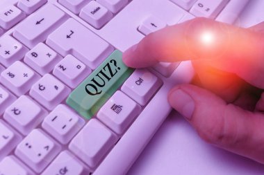 Sınav Sorusunu gösteren metin işareti. Bireyler veya takımlar arasında rekabet olarak bilgi kavramsal fotoğraf testi Beyaz pc klavye beyaz arka plan tuşu kopyalama alanı üzerinde boş not kağıdı ile.