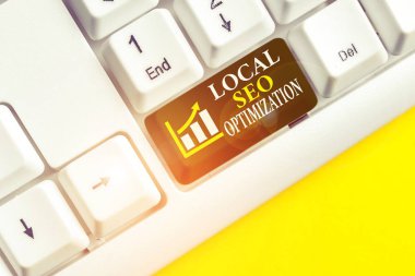 Yerel Seo Optimizasyonunu gösteren kavramsal el yazısı. İş fotoğrafı metni Arama Görünürlüğünü En İyi Liste Beyaz pc klavyesinde beyaz arkaplan üzerinde nota kağıdıyla üst sıraya yükseltir.