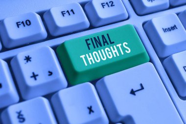 El yazısı metin yazma Son Düşünceler. Kavram sonuç veya sonuç içinde son birkaç cümle anlamı Beyaz pc klavye beyaz arka plan tuşu kopyalama alanı üzerinde boş not kağıdı ile.