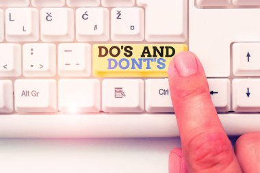 Word yazma metin Do S Ve Dont S Is. Beyaz arka plan tuşu kopyalama alanı üzerinde boş not kağıdı ile bazı faaliyet Beyaz pc klavye ile ilgili Kurallar veya gümrük tavsiye için İş kavramı.