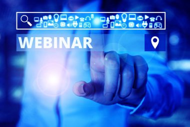 Kelime yazma metni Webinar. İnternet İnternet konferansı üzerinden yürütülen seminer olarak tanımlanan iş konsepti Akıllı aygıt kullanılarak sunulan resmi iş elbisesi giyin.