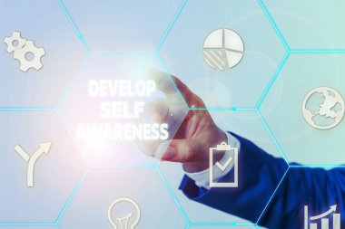 El yazısı metni Kişisel Farkındalık Geliştir. Kavram demek, kendi karakterinin bilinçli bilgisini arttırmak demek. Erkek insan giyimi, akıllı aygıt kullanılarak sunum sunumu yapar..