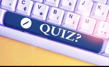 Quiz Soru gösteren not yazma. Bireyler veya takımlar arasında rekabet olarak bilgi nin vitrine İş fotoğraf beyaz arka plan üzerinde not kağıdı ile Beyaz pc klavye.