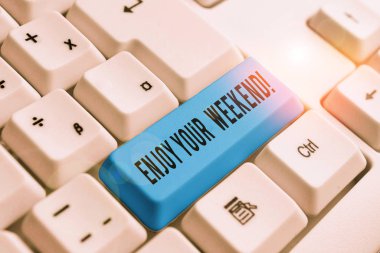 Kelime yazma metni Hafta sonu keyfini çıkarın. Beyaz arka plan tuşu kopyalama alanı üzerinde boş not kağıdı ile tatil Beyaz pc klavye de güzel bir şey olacağını isteyen birisi için Iş konsepti.