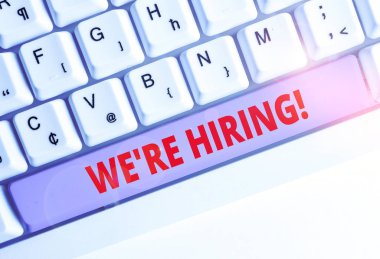 El yazısı metin yazma Biz Re Hiring vardır. Kavramların anlamı uygulamaları gözden geçirme ve adayları bulma süreci Beyaz pc klavye si boş not kağıdı ile beyaz arka plan tuşu kopyalama alanının üzerinde.