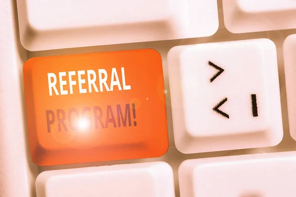 Handgeschreven tekst schrijven Referral programma. Begrip interne rekruterings methode van organisaties wit PC-toetsenbord met leeg notitie papier boven witte achtergrond sleutel Kopieer ruimte. — Stockfoto