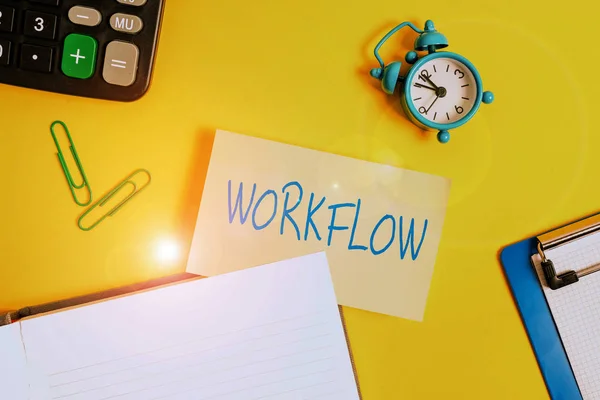 Sinal de texto mostrando fluxo de trabalho. Foto conceitual Continuidade de uma determinada tarefa de e para um escritório ou empregador Papel laranja vazio com espaço de cópia na mesa amarela . — Fotografia de Stock