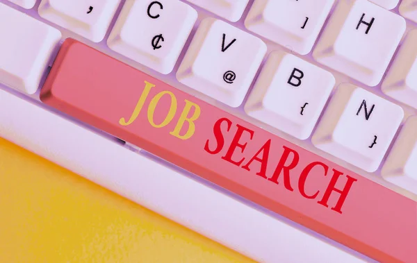 ジョブ検索を示す概念的な手書き文字。彼の職業に適した仕事を見つけることを実証する行為を示すビジネス写真白い背景の上にノートパソコンのキーボード. — ストック写真