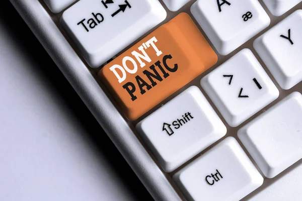 Note d'écriture montrant Don T Panic. Photo d'affaires montrant soudain un fort sentiment de peur empêche la pensée raisonnable Clavier pc blanc avec papier de note au-dessus du fond blanc . — Photo