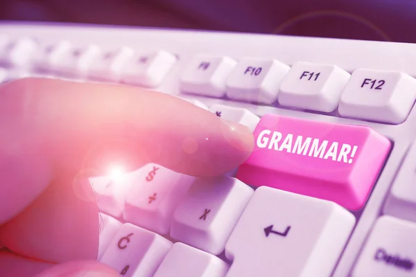 Escribiendo nota que muestra la gramática. Foto de negocios mostrando toda la estructura del sistema sintaxis de lenguaje y morfología Teclado blanco para PC con papel de nota sobre el fondo blanco . —  Fotos de Stock