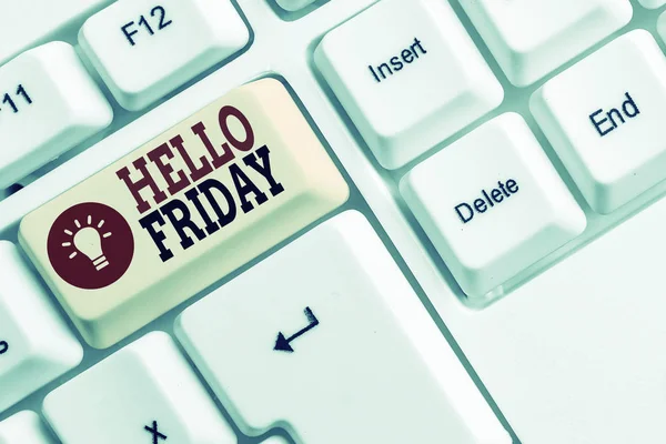 Szövegíró üzenet Hello Friday. Üzleti koncepció Üdvözlet pénteken, mert a munkahét vége Fehér pc billentyűzet üres jegyzet papír felett fehér háttér kulcs másolási hely. — Stock Fotó