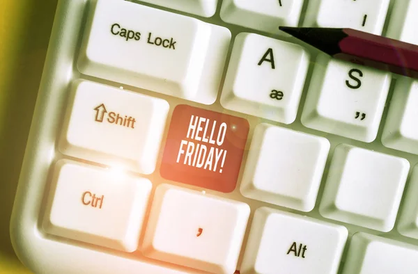 Woord tekst schrijven Hello Friday. Business concept voor u dit zeggen voor wensen en hopen nog een goede mooie week wit PC-toetsenbord met lege Opmerking papier boven witte achtergrond sleutel kopiëren ruimte. — Stockfoto