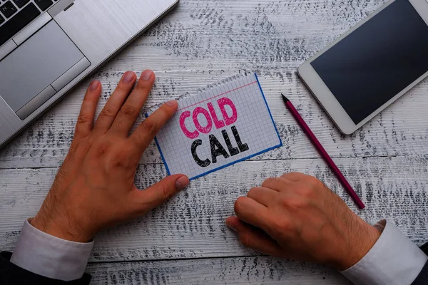 Escritura manual conceptual que muestra Cold Call. Foto de negocios mostrando Llamada no solicitada hecha por alguien que intenta vender bienes o servicios . —  Fotos de Stock