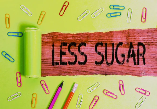 Εννοιολογική γραφή στο χέρι που δείχνει λιγότερη ζάχαρη. Φωτογραφικό κείμενο εργασίας μικρότερος όγκος γλυκύτητας σε οποιοδήποτε τρόφιμο ή ποτό που τρώμε. — Φωτογραφία Αρχείου