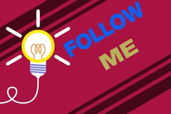 Scrittura concettuale a mano che mostra Follow Me. Business photo text Invitare un dimostrante o un gruppo ad obbedire alla vostra leadership preferita Idea lampadina Successo idea di svolta invenzione Startup . — Foto Stock