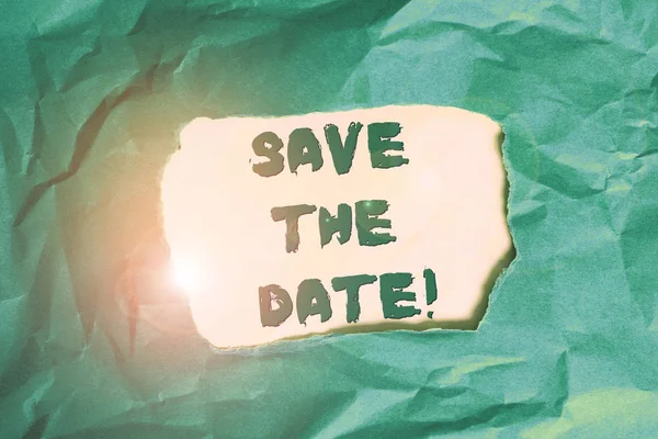 Escrevendo nota mostrando Save The Date. Foto de negócios mostrando eventos organizando bem fazer dia organizadores de eventos especiais Folha de papel colorido amassado verde rasgado fundo colorido . — Fotografia de Stock