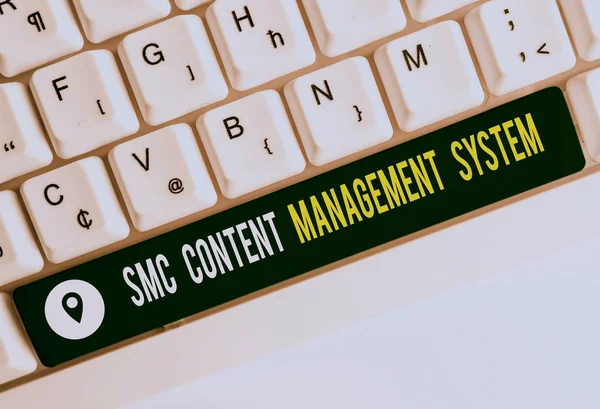 Tekstbord met Smc Content Management System. Conceptuele foto analyisgae creatie en wijziging van berichten Witte pc toetsenbord met lege nota papier boven witte achtergrond toets kopieerruimte. — Stockfoto