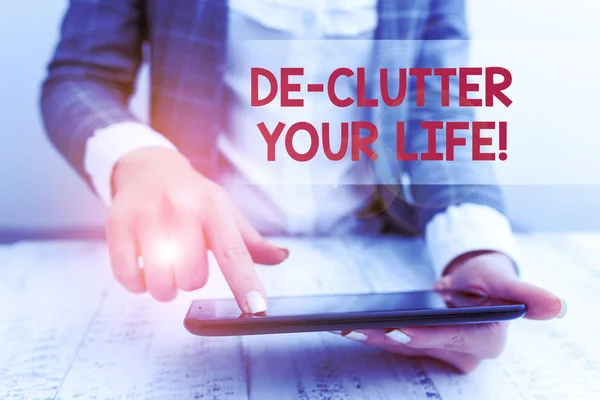 Texte écrit De Clutter Your Life. Concept d'entreprise pour supprimer les éléments inutiles des endroits désordonnés ou surpeuplés Concept d'entreprise avec téléphone portable à la main . — Photo