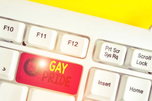 Znak tekstowy przedstawiający Gay Pride. Zdjęcie koncepcyjne godność idividual, który należy do analizy lub woanalysis biała klawiatura PC z pustym papierze notatki nad białym tle klucz kopii przestrzeni. — Zdjęcie stockowe