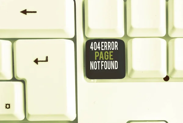 Escritura manual conceptual mostrando 404 página de error no encontrada. Foto de negocios que muestra la página web en el servidor se ha eliminado o movido el teclado blanco PC con papel de nota sobre el fondo blanco . —  Fotos de Stock